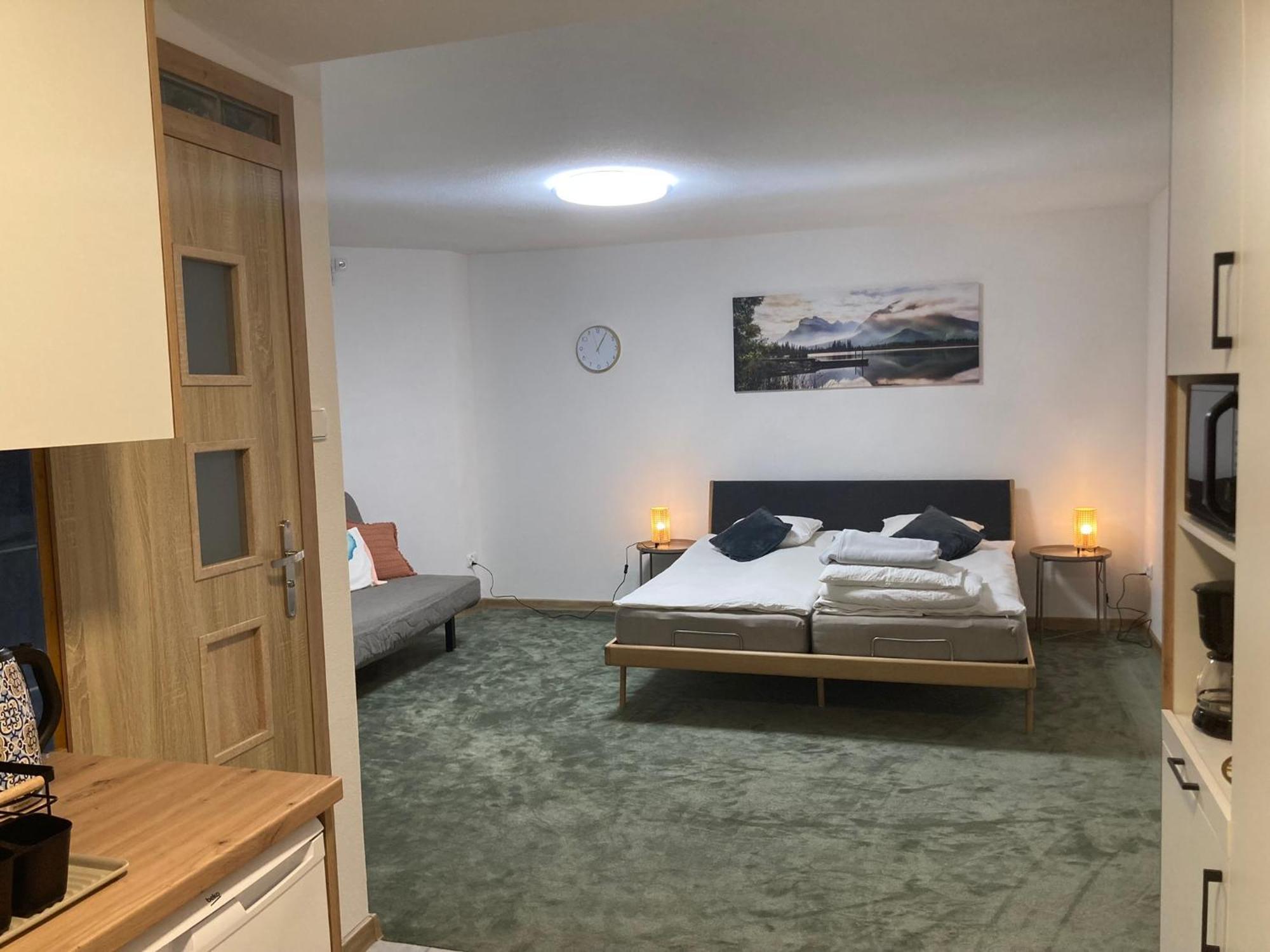 Metro Apartment *