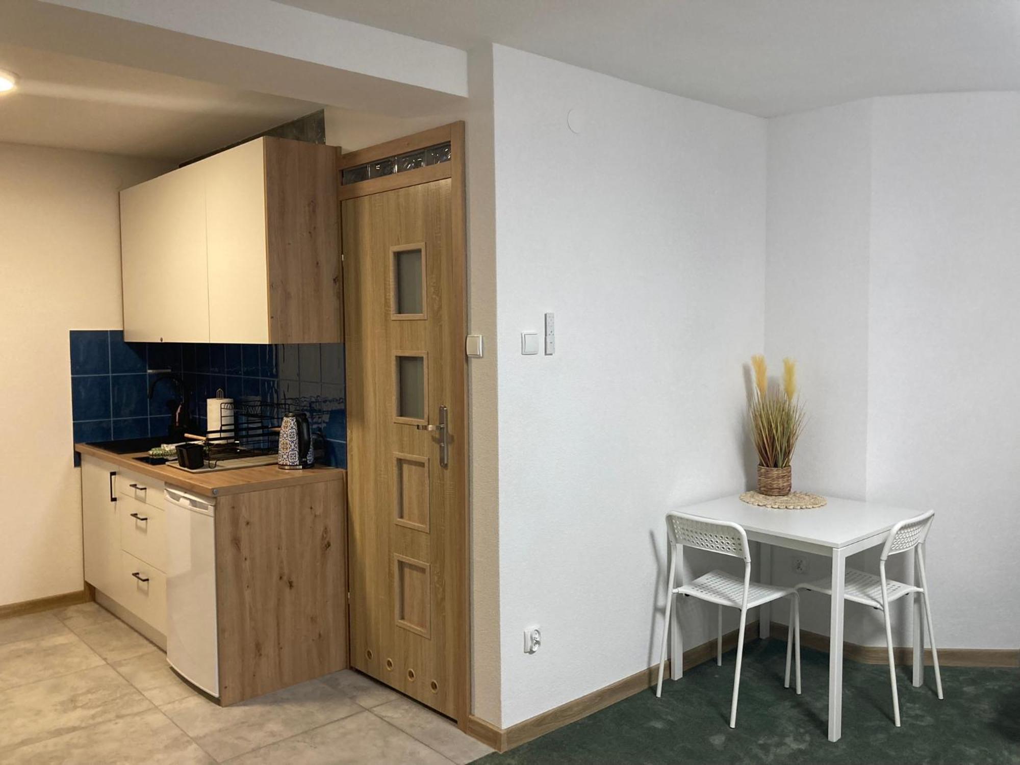 Metro Apartment *